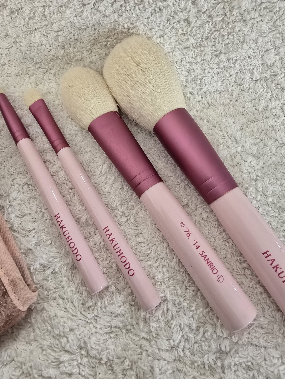 LE Sanrio 'Hello Kitty' Makeup Brushes. - Picture 2 of 5